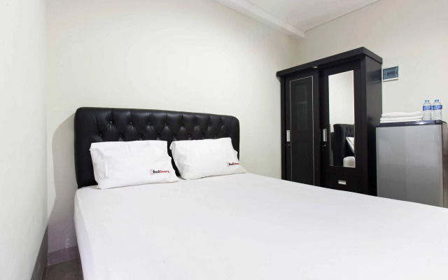 RedDoorz Plus near Lippo Cikarang Mall
