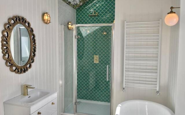 Beautiful coastal townhouse with parking - Oyster House