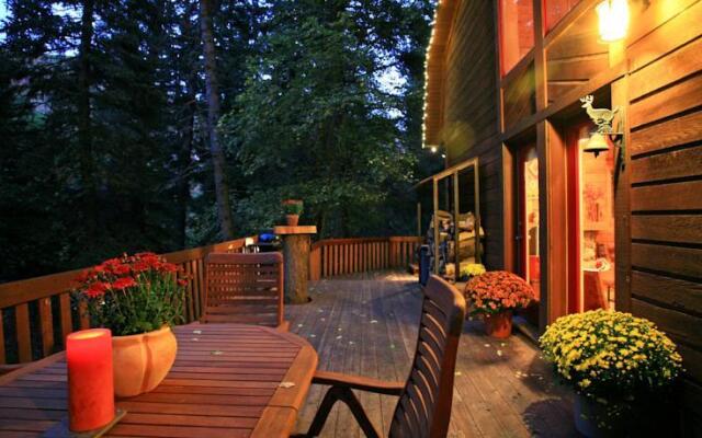 Creekside Cabin by Stewart Mountain Lodging