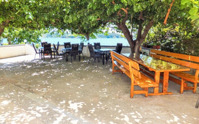 Beautiful Apartment in Supetarska Draga With Wifi and 1 Bedrooms