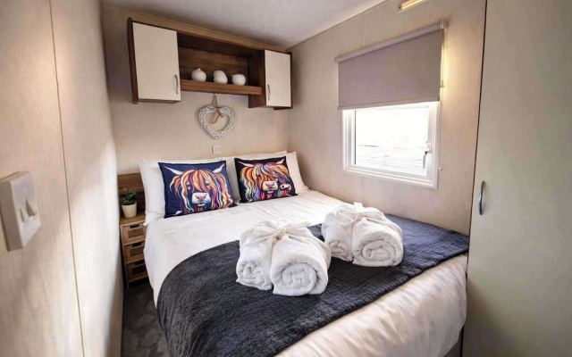 Cabin- Sleeps 8- Hot Tub, Free Parking, Wifi, Pets