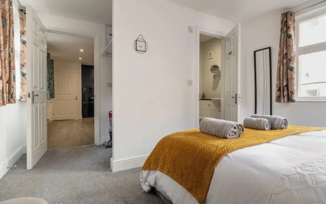 Gorgeous 1 BD in Central Cheltenham