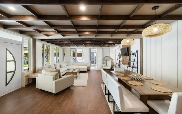 New 5 Bedroom Private Pool Near Superfood