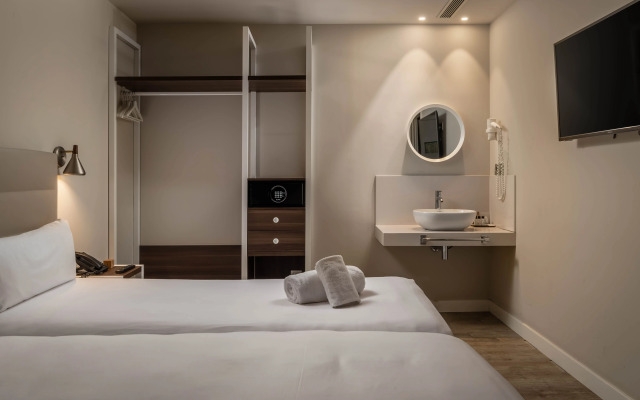 Arya Stadium Hotel