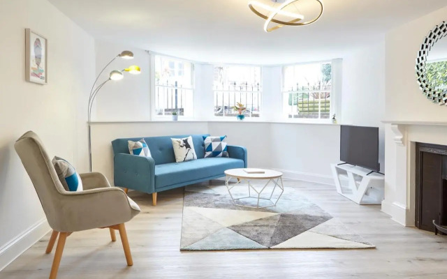 Stylish, spacious flat with private parking