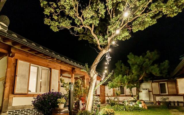 Jeonju Hanok Maeul Sarang Namu Hanok Pension