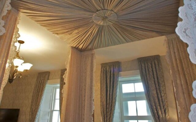 Maplehurst Manor Accomodations