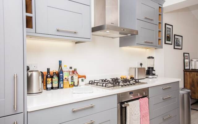 3 Bedroom Home With Skylight and Garden