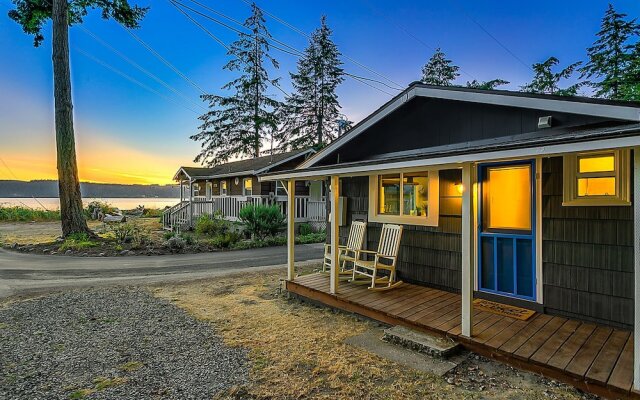 Beach and Blvd Bungalow on Sundin Beach by RedAwning