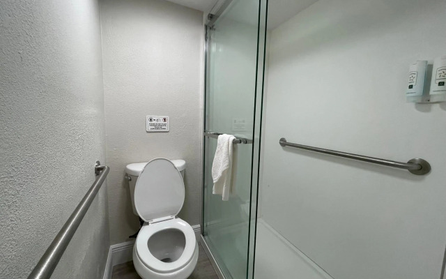 Quality Inn & Suites Airport/Cruise Port Hollywood