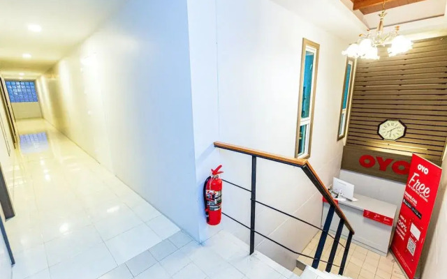 OYO 380 Jomthong Mansion