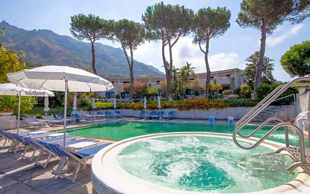 Paradiso Garden Resort Suite & Charme with warm Thermalpools and Beach
