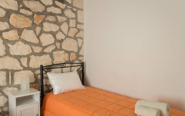 "harmony Villa 1 - 2bedrooms, Sleeps 4, Wifi, Parking, Near Laganas Beach."