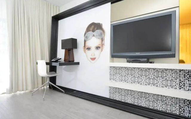 Mondrian 1 BR  Bayview Deluxe - SBR 1718