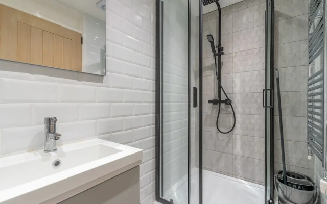 Upscale 2 Bed & Bath Flat in Newport