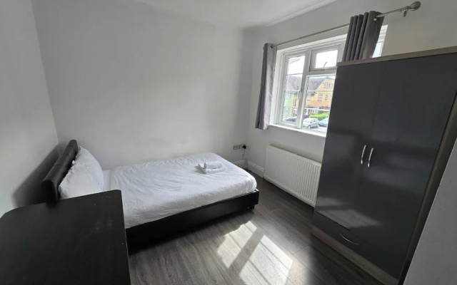 Limehouse Townhomes Modern 4 Bedroom 3-bathroom Townhome With a Private Garden — фото 2