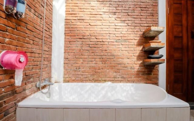 Omah Teras Bata Guesthouse By Zuzu