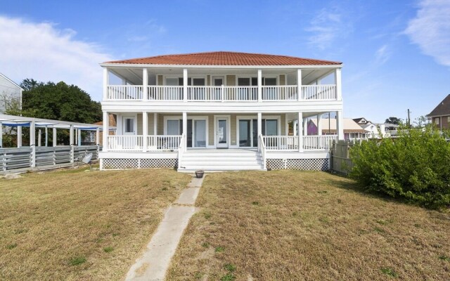 Water Front Delight On The Bay 3 Bedroom Home by Redawning