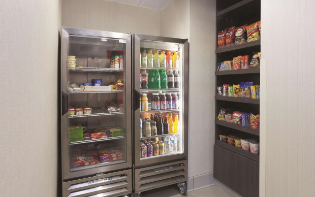 La Quinta Inn & Suites by Wyndham Jackson Airport