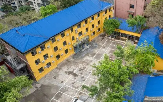 Dongrunfeng Hotel (Zigong Caideng Park)