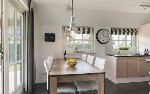 Giethoorn Villa With Modern Touch