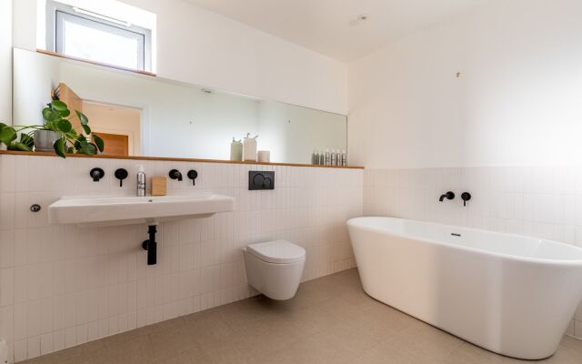 Modern 5 Bedroom Home With Garden Panoramic Views