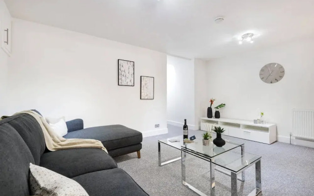 Modern Kensal Green Apartment