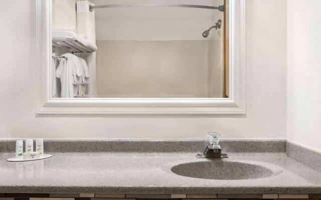 Ramada by Wyndham Richland Center