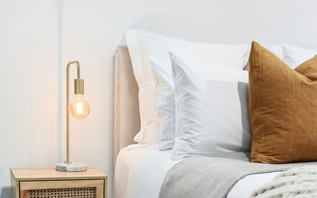 Modern space in iconic heritage building – Guest Rooms – Auckland