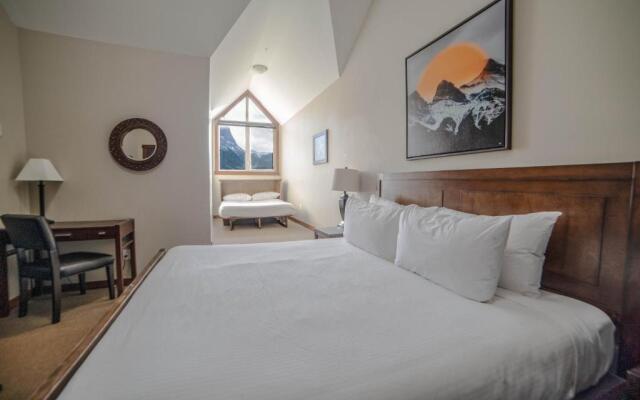 Spacious 3BR 2BA Penthouse with Mountain Views