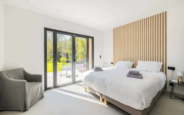 Modern Villa With Heated Pool and Garden