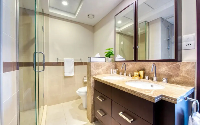 Maison Privee - Radiant Urban Retreat with Iconic Burj Khalifa Vws