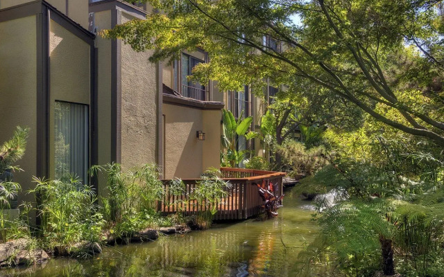 Dinah's Garden Hotel