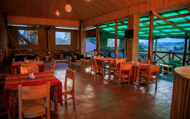 Apuuli Safaris & Cottages