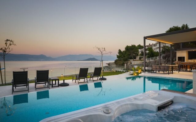 Beachfront Villa Grey Martini with Pool