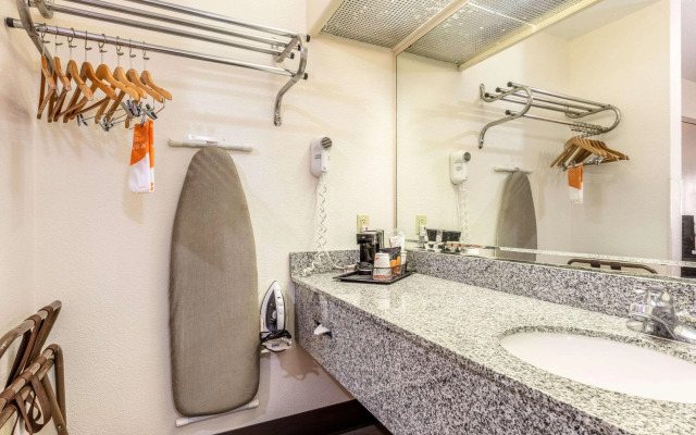 Econo Lodge Inn & Suites