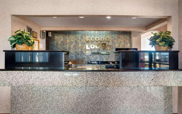 Econo Lodge Inn And Suites