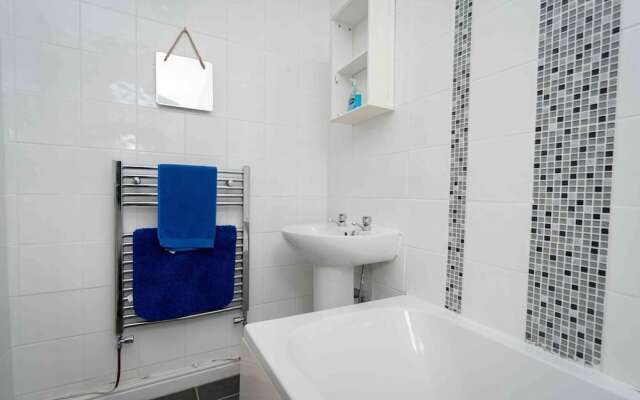 Modern 2-bed House Liverpool Close to Aintree Hosp