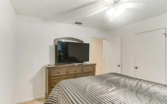 Cozy Waycross House w/ Yard & Screened Patio!