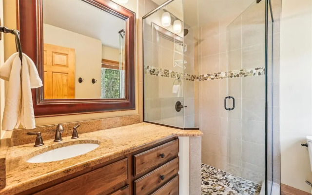 Friendly Fox Chalet 8 Bedroom Home by RedAwning