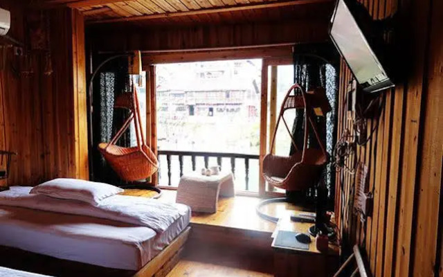 Fenghuang Tuoshuirenjia Diaojiao Hostel
