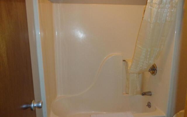 National 9 Inn Garden City