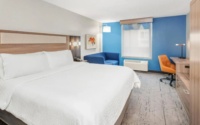 Holiday Inn Express & Suites Bloomington - Normal by IHG