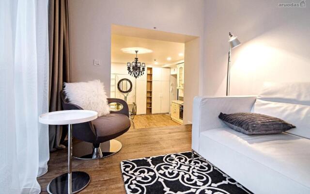 Majestic 1BD Old Town Apartment by Hostlovers