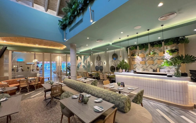 AVENTURA STUDIOS - POOL and BEACH CLUB