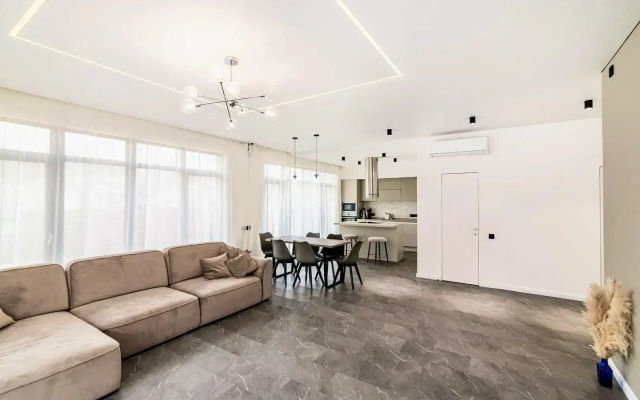 Стильный дом с теплым бассейном и сауной