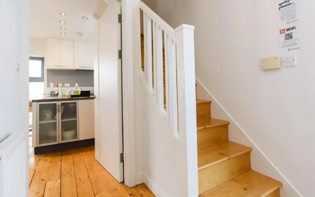 City Retreat, 2 Bed House with Cloudstream Hot Tub