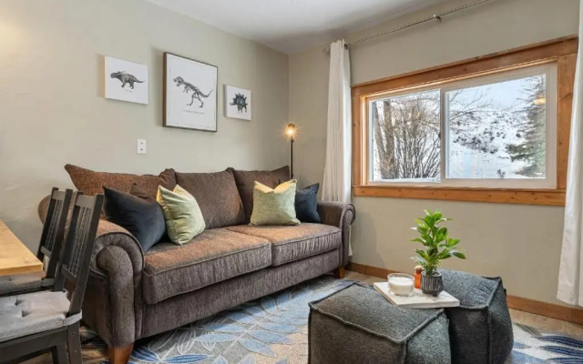 Triceratops Landing I Fire Place I Games I Netflix