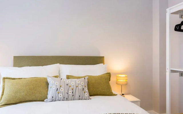Stylish new Home With Parking - King Beds Garden