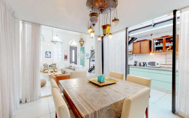 Roman Atmosphere by HolyGuest